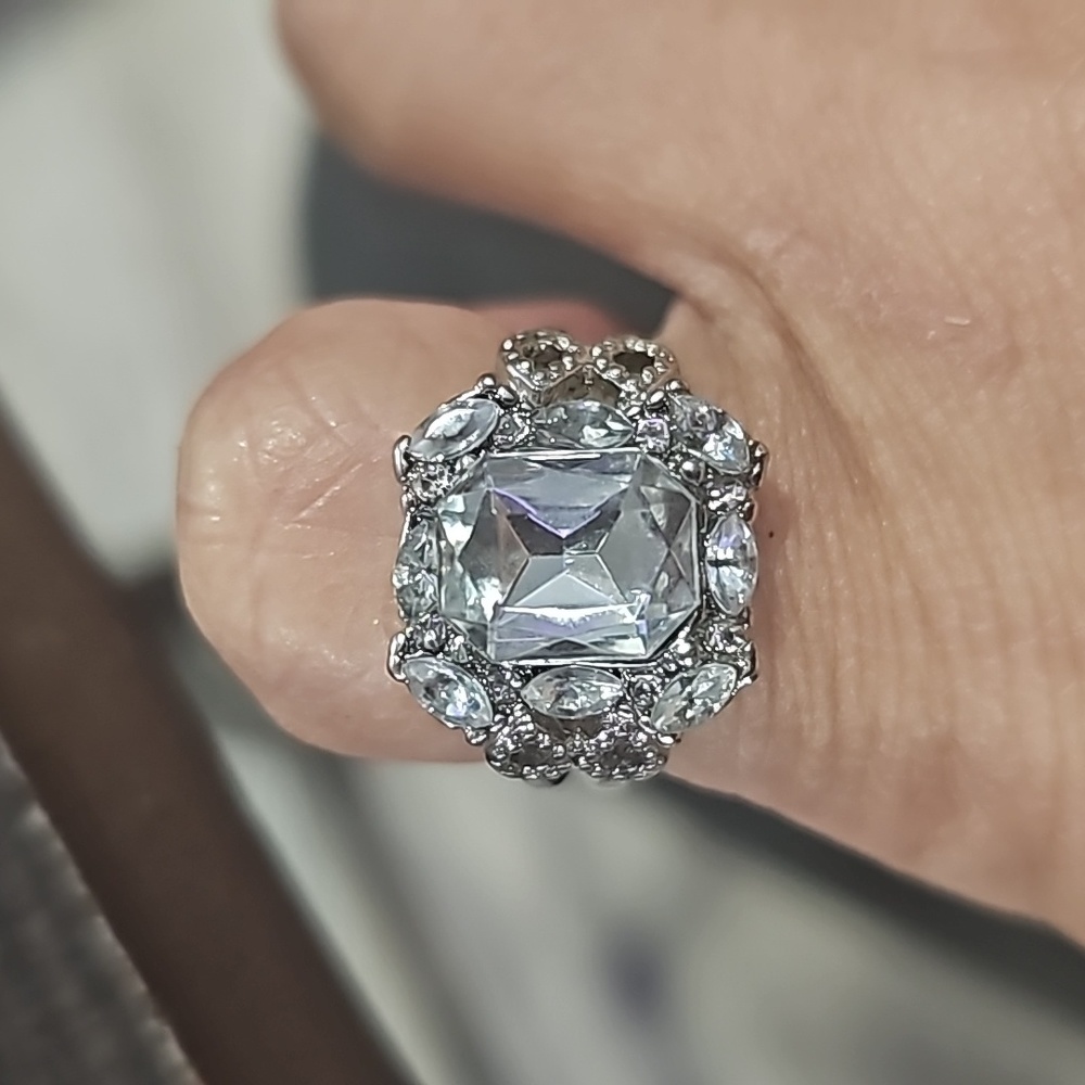 Adjustable Stimulated Diamond Ring! Beautiful - image 1